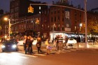 Ziemā, kad tumsa iestājas agri, Ņujorkas viesus un iedzīvotājus priecē veikalu košie skatlogi 
Foto: www.nycgo.com/Ben Dwork 5