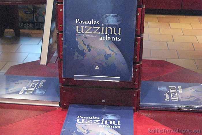 2010.gada 20.oktobrī karšu izdevniecība Jāņu sēta prezentēja «Pasaules uzziņu atlanta» pirmizdevumu 51481