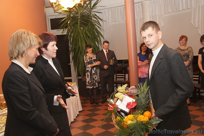 Latgales viesnīcas Hotel Kolonna Rēzekne viesi sveic viesnīcas vadību 51883