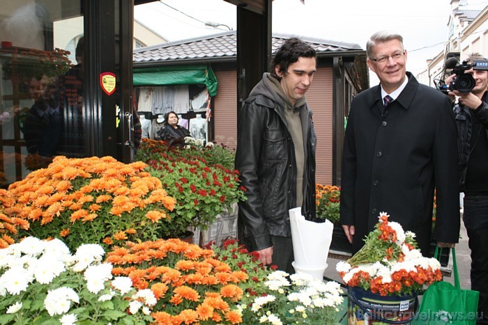 Citu produktu starpā prezidents iegādājās arī tumši sarkanus rudens ziedus 52041