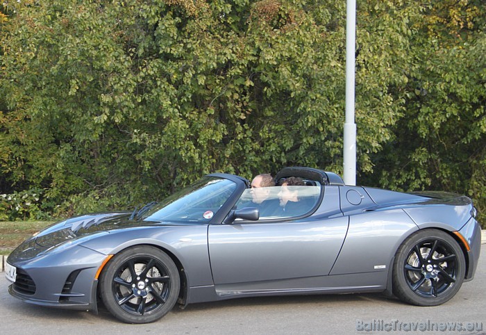 «Tesla Roadster» nav lēts prieks, jo patreiz maksā 100 000 eiro 52113