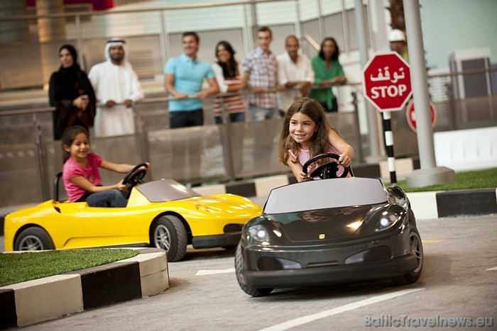 Mazajiem apmeklētājiem parkā pieejama Ferrari braukšanas skola
Foto: © Ferrari World Abu Dhabi 52218