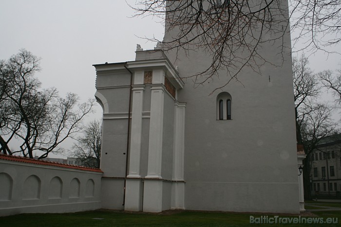 Šobrīd torņa apdarē var redzēt, kur tas bija savienots ar baznīcu 52320