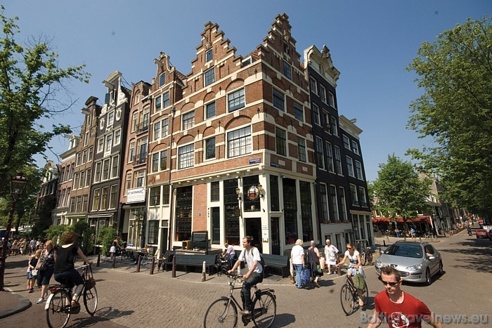 Tur rindojas kafejnīcas, mazi veikaliņi, sīkpreču bodītes un suvenīru veikali
Foto: Netherlands Board of Tourism & Conventions 52459