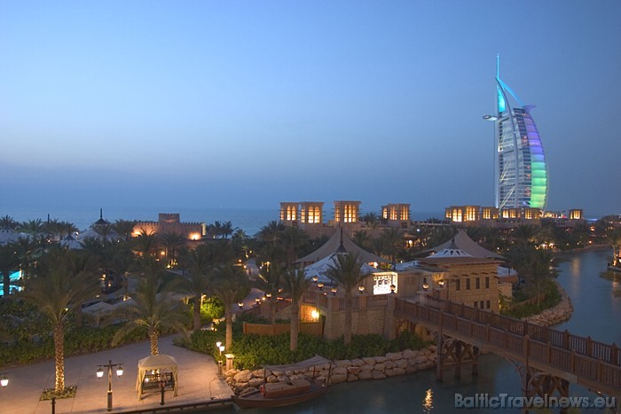 Viesnīca Burj al Arab, kas tulkojumā nozīmē Arābu tornis, bet tiek saukta arī par Dubaijas buru, ir viena no Dubaijas emirāta vizītkartēm 52793