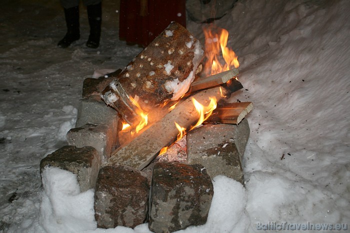 Bluķis deg gaišās liesmās 52841