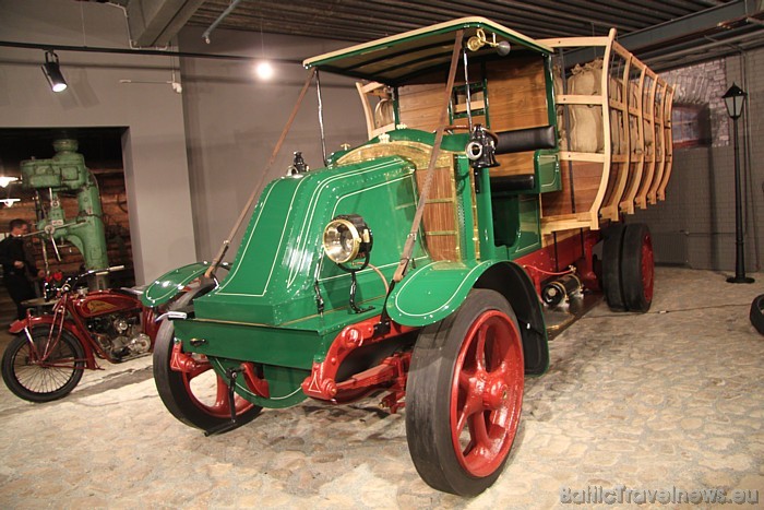 1919.gada kravas automobilis Renault Fu ar 20.gadsimta sākumam netipiski lielo septiņu tonnu kravnesību, čuguna riteņiem un pilngumijas riepām 52862