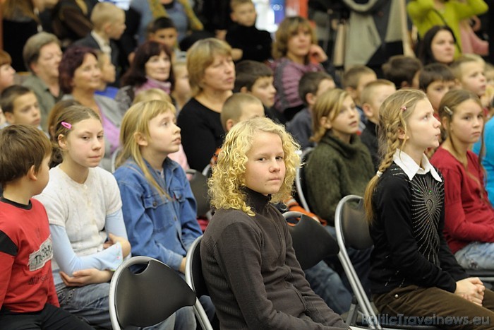 09.12.2010, kad notika labdarības izstādes atklāšana, baudīt pazīstamu mūziķu uzstāšanos bija ieradušies arī vairāk kā 100 bērni no visas Latvijas
Fo 52873