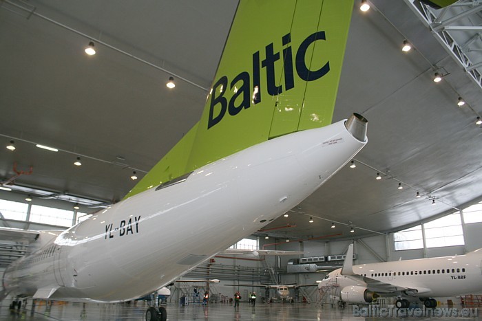 airBaltic ir pasaulē otrā lidsabiedrība, kas uzņēmusies tieši jaunākās paaudzes Q400NextGen ieviešanu flotē. To izmanto arī Norvēģijas Wideroe un Azor 52897