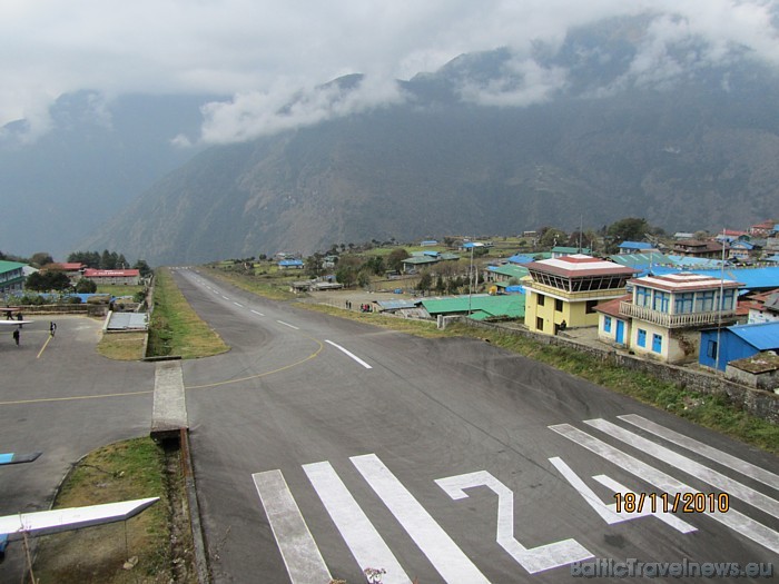 Pēc Katmandu ceļotājiem jādodas uz Luklu - vienu no pasaules bīstamākajiem lidlaukiem. Tas atrodas ielejā, skrejceļš ir 500 metru garš ar 12% stāvumu  53054