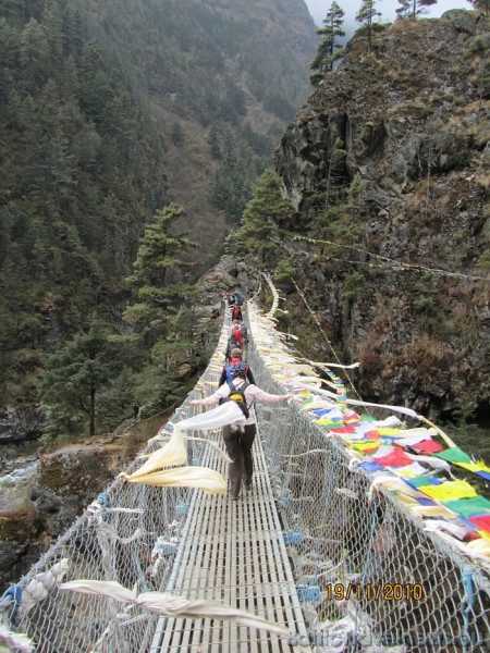 Brīžiem ceļš ved pa stāvām akmens takām augšā lejā, ir jāpievar iekārtie tiltiņi pāri straujām kalnu upēm. Foto: Relaks Tūre 53059