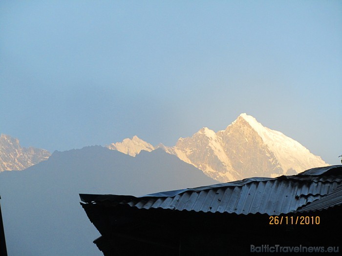 Pirmoreiz ieraudzīt Everesta virsotni izdodas trešās dienas rītā - kaut arī spīd saule, ir auksti, bet tas ir tā vērts. Foto: Relaks Tūre 53065