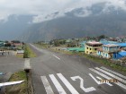 Pēc Katmandu ceļotājiem jādodas uz Luklu - vienu no pasaules bīstamākajiem lidlaukiem. Tas atrodas ielejā, skrejceļš ir 500 metru garš ar 12% stāvumu  8