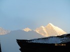 Pirmoreiz ieraudzīt Everesta virsotni izdodas trešās dienas rītā - kaut arī spīd saule, ir auksti, bet tas ir tā vērts. Foto: Relaks Tūre 18