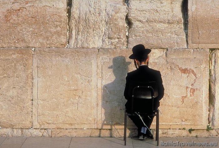 Ebreju vīrietis pie Raudu mūra - viena no svētākajiem objektiem jūdaisma reliģijā
Foto: www.goisrael.com 53146