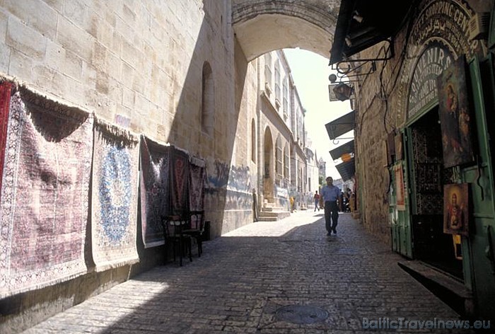 Neskatoties uz kultūras un vēstures pieminekļiem, kuru Jeruzalemē ir ļoti daudz, tūristiem patīk arī tirgi jeb souk, kur var iegādāties gandrīz jebko
 53148