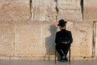 Ebreju vīrietis pie Raudu mūra - viena no svētākajiem objektiem jūdaisma reliģijā
Foto: www.goisrael.com 11