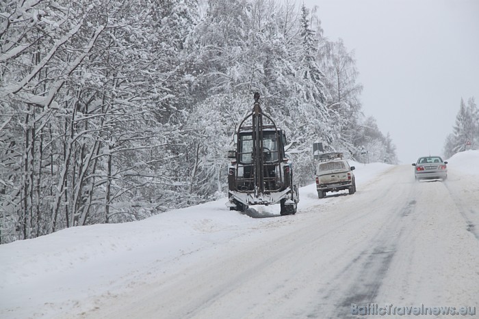 Ik pa brīdim uz Latgales ziemas lielceļa A6 var sastapt elektriķu komandas, kas novērš elektropadeves bojājumus 53520