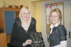 Edīte Kolveite (no kreisās) saņem laimēto dāvanu karti no BalticTravelnews.com redaktores Kristīnes Indriksones 3