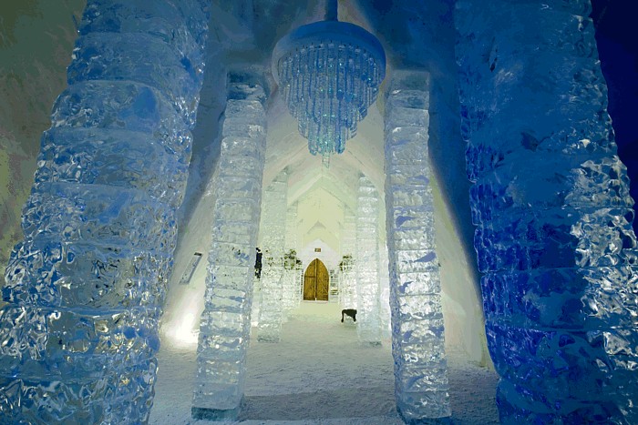 Katru gadu Hôtel de Glace viesnīca tiek celta no jauna - tās buvniecībā iesaistīti 20 strādnieki, kas ceļ ēkas karkasu, un vēl 10-15 mākslinieki, kas  53891