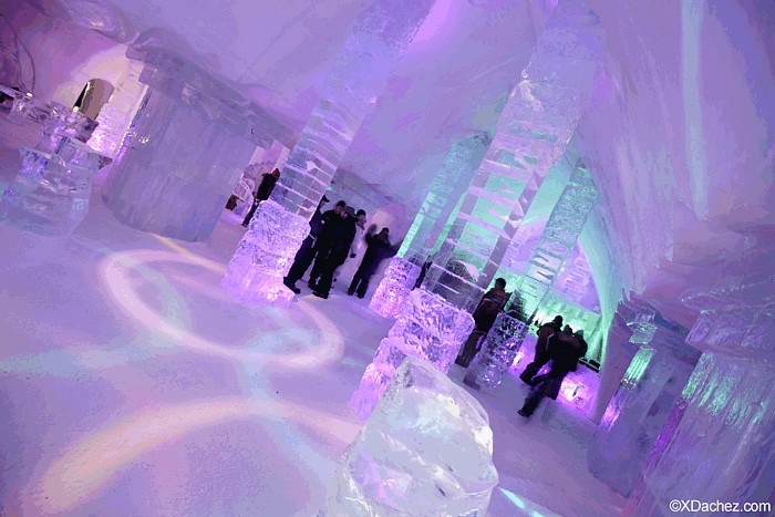 Gaismas spēles padara viesnīcu Hôtel de Glace par satriecošu daudzkrāsaina ledus valstību
Foto: ©Xdachez.com 53911