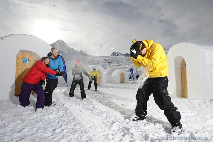 Apmeklētājiem tiek piedāvāts pārnakšņot kādā no septiņām iglu mājiņām
Foto: © Volvo Ice Camp 54498