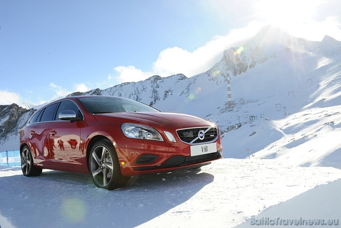 Vienlaicīgi ar viesnīcu Volco Ice Camp funkcionē kā izstāžu zāle, kur var ne tikai apskatīt, bet arī izmēģināt automašīnu Volvo S60 R-Design
Foto: ©  54506