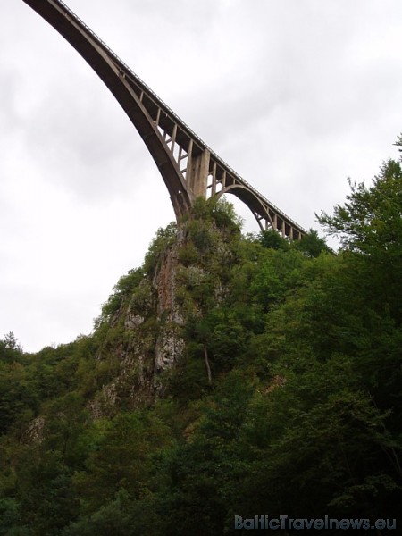 Šarganska Osmica dzelzceļš ved cauri Šargana kalnam, pa 22 tuneļiem, 10 tiltiem un viaduktiem, gar kalna sirdī dzīvojošo ciematiņu Devetkā
Foto: Vita 54574