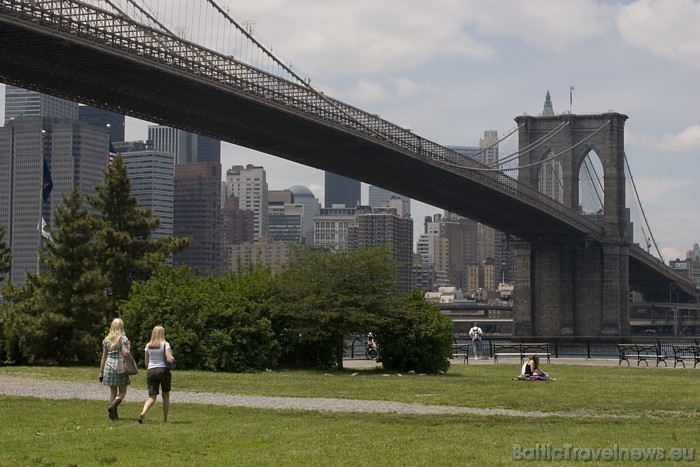 Pie pazīstamā Bruklinas tilta arī atrodas zaļā zona, no kurienes paveras lielisks skats uz pilsētu 
Foto: Bami Adedoyn, www.nycgo.com 54629
