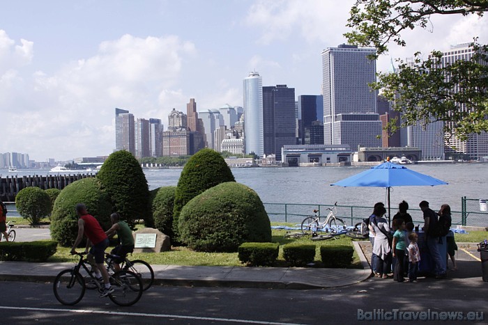 Ņujorkas iedzīvotāji labprāt izmanto krasta promenādes riteņbraukšanai un skriešanai. Arī ceļotāji tur labprāt pastaigājas, lai atgūtos no burzmas
Fo 54630