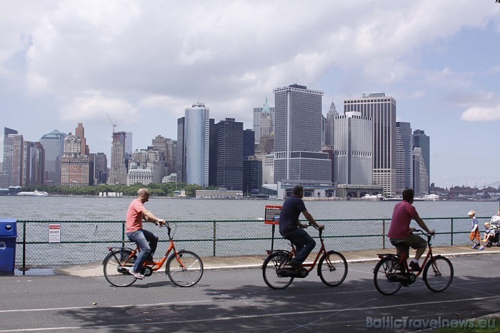 Riteņbraukšana ir lielisks veids, kā apvienot Ņujorkas apskati ar aktīvu atpūtu
Foto: Clayton Cotterell, www.nycgo.com 54632