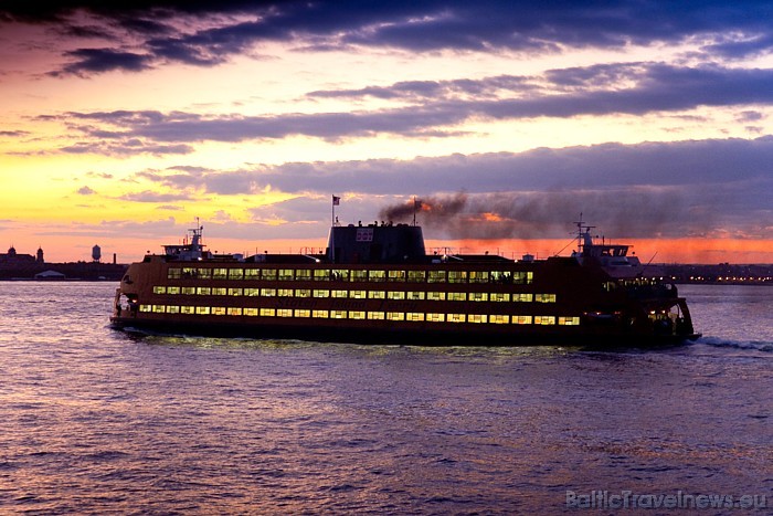 Staten Island Ferry ir prāmis, kas nogādā Ņujorkas iedzīvotājus un viesus uz Steitenailendas salu
Foto: Malcolm Brown, www.nycgo.com 54637