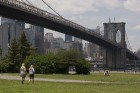 Pie pazīstamā Bruklinas tilta arī atrodas zaļā zona, no kurienes paveras lielisks skats uz pilsētu 
Foto: Bami Adedoyn, www.nycgo.com 4