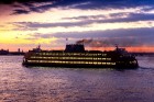 Staten Island Ferry ir prāmis, kas nogādā Ņujorkas iedzīvotājus un viesus uz Steitenailendas salu
Foto: Malcolm Brown, www.nycgo.com 12