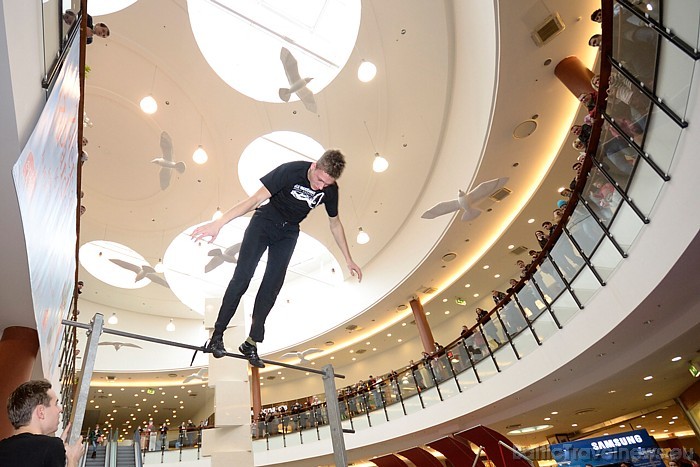 Apmeklētāji varēja vērot Latvijas vingrošanas izlases un ielu vingrotāju šovu, Parkour profesionāļus, kā arī paši izmēģināt spēkus vingrošanā
Foto: K 54771