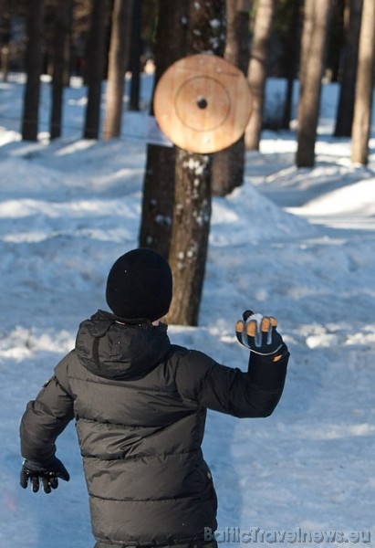 Torņus veidoja no kastēm, uz kurām pasākuma apmeklētāji uzrakstīja lietas vai paradumus, no kuriem labprāt atbrīvotos, piemēram, slikts garastāvoklis, 54819