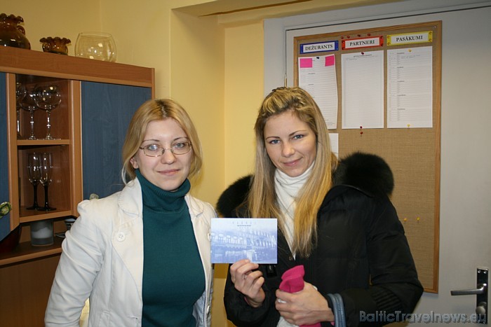 Travelnews.lv redaktore Kristīne Indriksone (no kreisās) pasniedz balvu konkursa laimētājai Kristīnei Grīnbergai, kas Travelnews.lv sociālajā tīklā se 55226
