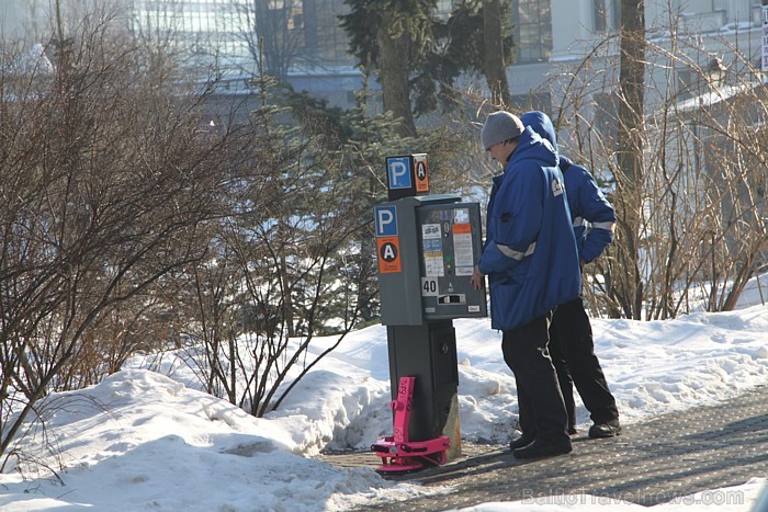 Pēc Travelnews.lv aizrādījuma aparāts tika salabots. Cerēsim, ka citi automāti skaita laiku par labu autovadītājam! Bezmaksas autostāvietas Rīgā - www 56292