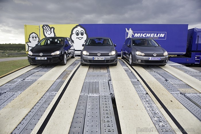 Michelin ripošanas eksperiments ar trīs identiskām automašīnām, bet dažādām riepām 56840