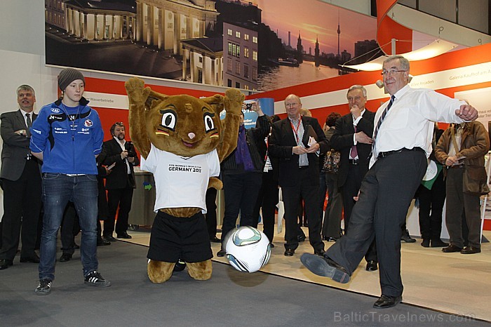 Vācijas sieviešu futbola čempionāta simbols izstādē. Foto: ITB Berlin 56936