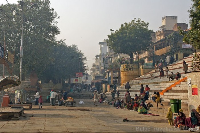 Ielu cilvēki no rīta „ieņem labākās vietas”. Assi Gāts, Varanasī. Foto: Guna Bērziņa 56981