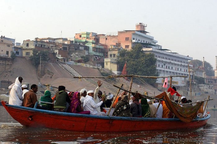 Ģimenes svētku (vai sēru) izbrauciens pa Gangu. Varanasī. Foto: Guna Bērziņa 56984