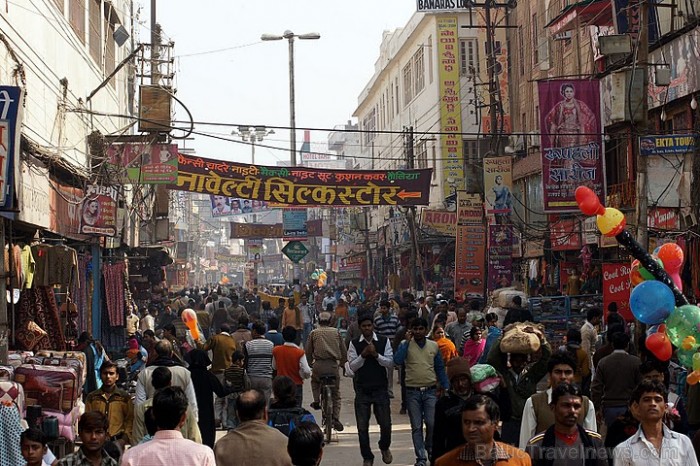 Tirdzniecības iela dienas vidū. Godolijas rajons, Varanasī. Foto: Guna Bērziņa 56988