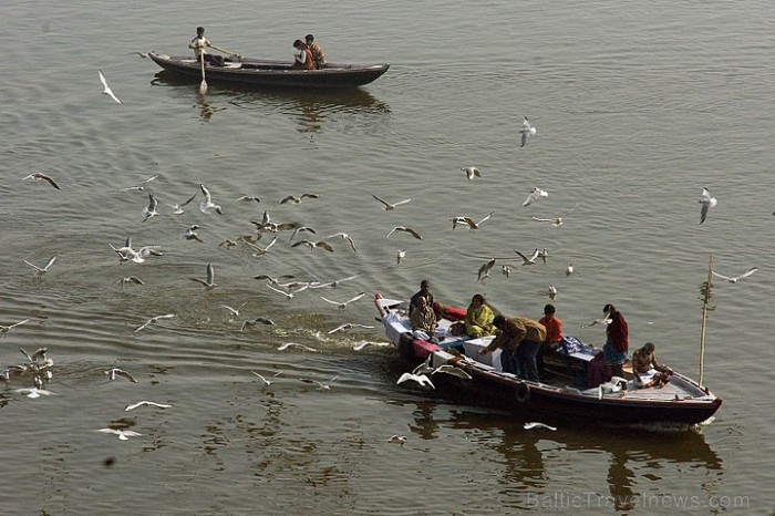 Laivas izbraucieni pa Gangu ir ļoti populāra tradīcija Varanasī. Foto: Guna Bērziņa 56989