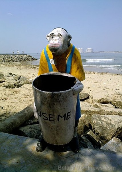 Pirmā pēc 3 nedēļām publiskā vietā ieraudzītā atkritumu urna Fort-Kochin promenādē.  Kerala. Foto: Guna Bērziņa 56995
