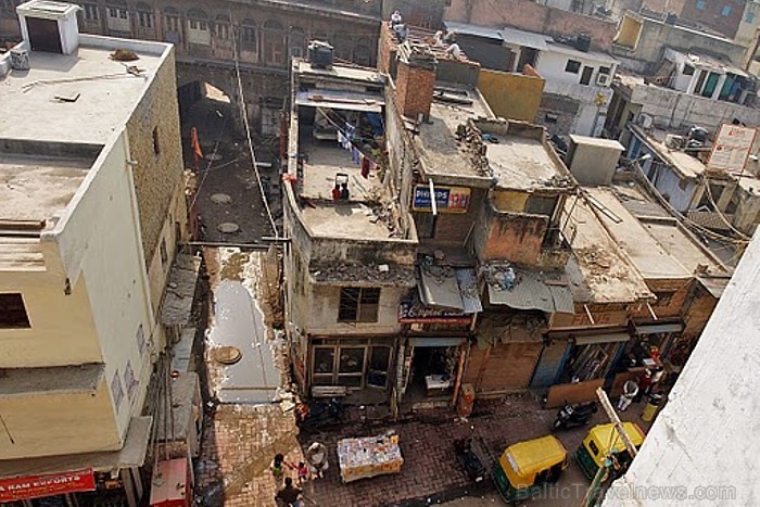Dzīvojamās mājas, skatoties no vēl augstāka līdzīga jumta. Grand Bazar, Delī. Foto: Guna Bērziņa 56996