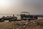 Atkritumu slāņu sajaukums ar Gangas upes krasta glumajām smiltīm. Varanasī. Foto: Guna Bērziņa 8