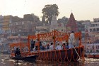 Izbraukums pa Gangu ar svēto puķīšu samteņu izrotātu liellaivu. Foto: Guna Bērziņa 29