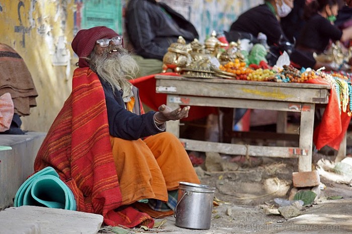 Dzīvespriecīgais ubags, saņemot Dalai Lamas iesvētīto maizīti. Sarnath
Foto: Guna Bērziņa 57061