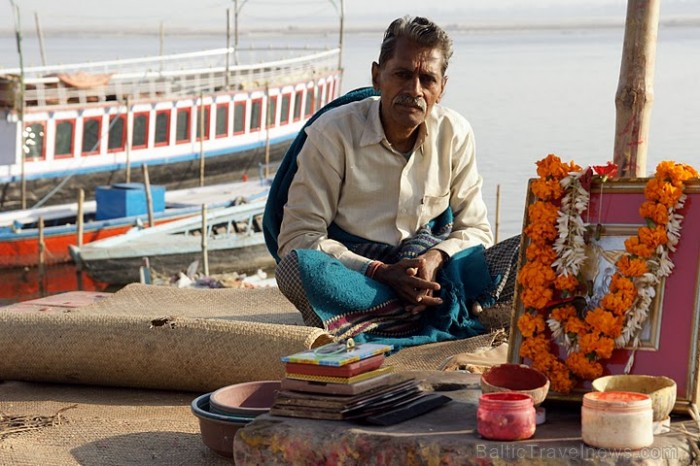 Frizieris gaida klientus jau no paša agra rīta. Gangas Gāti, Varanasī
Foto: Guna Bērziņa 57065